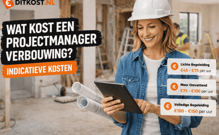 Sanne staat als projectmanager in een verbouwing, met bouwtekeningen in haar hand en een realistische renovatie‑achtergrond. Links staat de titel “Wat kost een projectmanager verbouwing” en rechts een kostenindicatie in drie niveaus. Het DITKOST.NL‑logo staat linksboven.