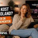 Wat kost Videoland? Ditkost.nl-afbeelding met Sanne ontspannen op een bank met een tablet, terwijl Videoland op de televisie staat.