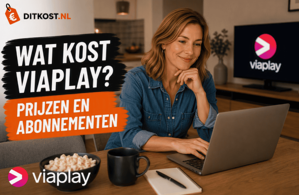 Wat kost Viaplay? Ditkost.nl-afbeelding met Sanne aan een tafel met een laptop, terwijl op de achtergrond een televisie met het Viaplay-logo zichtbaar is.