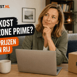 Visual met de titel ‘Wat kost Amazon Prima?’ links, een persoon achter een laptop aan een tafel in een realistische woonkamer en een prijsoverzicht van Amazon Prime rechts.