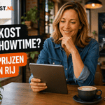 Persoon zit aan een tafel met een tablet in de hand in een moderne lounge- of koffiebaromgeving. Links staat de titel ‘Wat kost SkyShowtime?’ in de herkenbare Ditkost.nl-stijl.