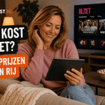 Sanne zit in een sfeervolle woonkamer met een tablet in de hand. Op de televisie staat het aanbod van NLZIET en links staat de titel ‘Wat kost NLZIET?’ in de herkenbare Ditkost.nl-stijl.
