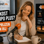 Sanne zit aan een tafel in een moderne mediastudio en maakt aantekeningen naast een microfoon. Links staat ‘Wat kost een NPO Plus?’ en rechts toont een televisiescherm het aanbod van NPO Plus.