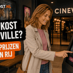 Persoon staat bij een digitale zuil in de entree van een bioscoop met Cineville-branding. Links staat de titel ‘Wat kost Cineville?’ in de herkenbare Ditkost.nl-stijl.