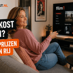 Sanne zit schuin op een bank in een gezellige woonkamer en richt een afstandsbediening op een televisie waarop Film1 zichtbaar is. Links staat de titel ‘Wat kost Film1?’ in de herkenbare Ditkost.nl-stijl.