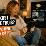 Sanne zit ontspannen op een bank met een tablet in beide handen, terwijl op de achtergrond Pathé Thuis op een televisie zichtbaar is. Links staat de titel ‘Wat kost Pathé Thuis?’ in de herkenbare Ditkost.nl-stijl.