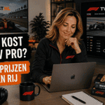 Sanne zit aan een bureau met een laptop in een Formule 1-geïnspireerde kijkruimte. Op een groot scherm is F1 TV Pro zichtbaar en links staat de titel ‘Wat kost F1 TV Pro?’ in de herkenbare Ditkost.nl-stijl.
