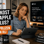 Sanne zit aan een houten tafel met een iPad en stylus in de hand, terwijl op een televisie Apple TV+ zichtbaar is. Links staat de titel ‘Wat kost een Apple TV Plus?’ in de herkenbare Ditkost.nl-stijl.