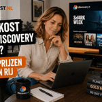 Sanne zit aan een tafel met een laptop in een woonkamer met documentaire- en reality-tv-sfeer. Op de achtergrond is discovery+ zichtbaar op een televisie en links staat de titel ‘Wat kost een Discovery Plus?’ in de herkenbare Ditkost.nl-stijl.