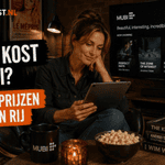 Sanne zit in een comfortabele fauteuil in een sfeervolle filmkamer en houdt een tablet vast. Op de achtergrond staat MUBI op een televisie en links staat de titel ‘Wat kost MUBI?’ in de herkenbare Ditkost.nl-stijl.