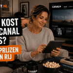 Sanne zit in een moderne woonkamer in een fauteuil en gebruikt een tablet. Op de achtergrond staat Canal+ op een televisie en links staat de titel ‘Wat kost een Canal Plus?’ in de herkenbare Ditkost.nl-stijl.