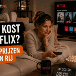 Persoon ligt languit op een comfortabele bank in een moderne thuisbioscoop en houdt een afstandsbediening vast. Op de achtergrond is Netflix zichtbaar op een groot televisiescherm. Links staat de titel ‘Wat kost Netflix?’ in de herkenbare Ditkost.nl-stijl.