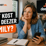 Persoon met een zwarte hoofdtelefoon zit aan een tafel met een smartphone in de hand. Links staat de titel “Wat kost een Deezer Family?” in de Ditkost.nl-stijl. Op de achtergrond zijn meerdere gezinsleden zichtbaar en staat het Deezer-logo op een scherm.