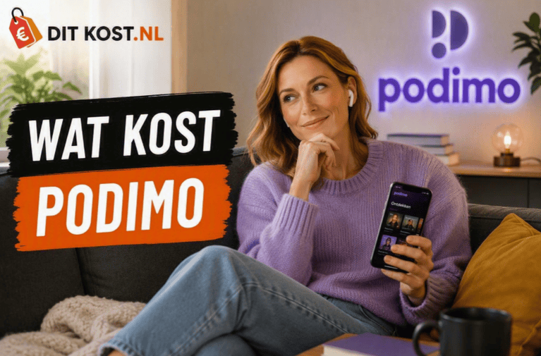 Sanne zit met draadloze oordopjes en een smartphone op een bank in een sfeervolle luisterruimte, met links de titel “Wat kost Podimo” en rechts het Podimo-logo op de achtergrond.